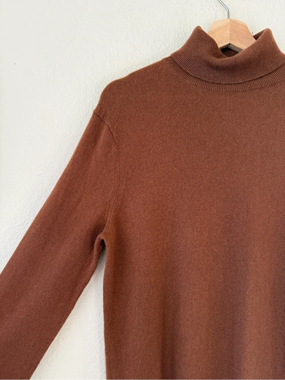 Theory Men’s Brown Turtleneck Fine Knit Sweater Size M